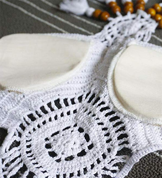 Bikini blanco de crochet hecho a mano